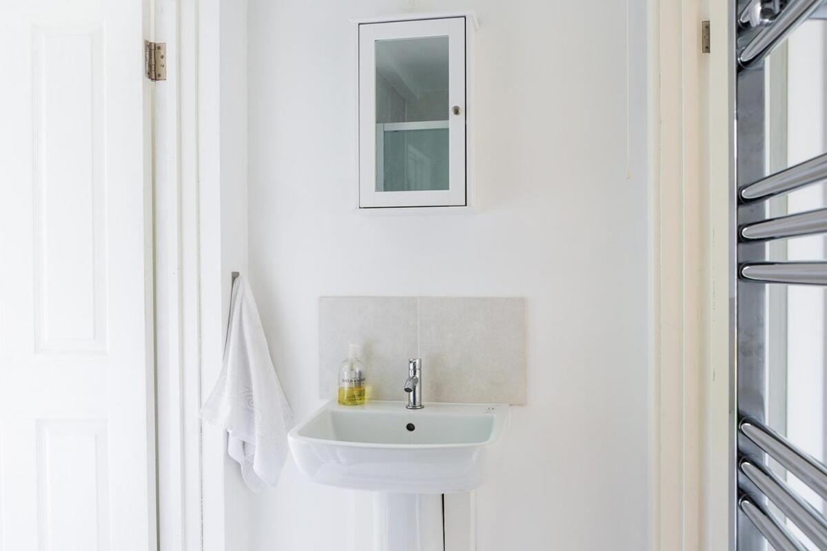 New Snug Doubleensuite In Central ฟอเรสต์โรว์ ภายนอก รูปภาพ